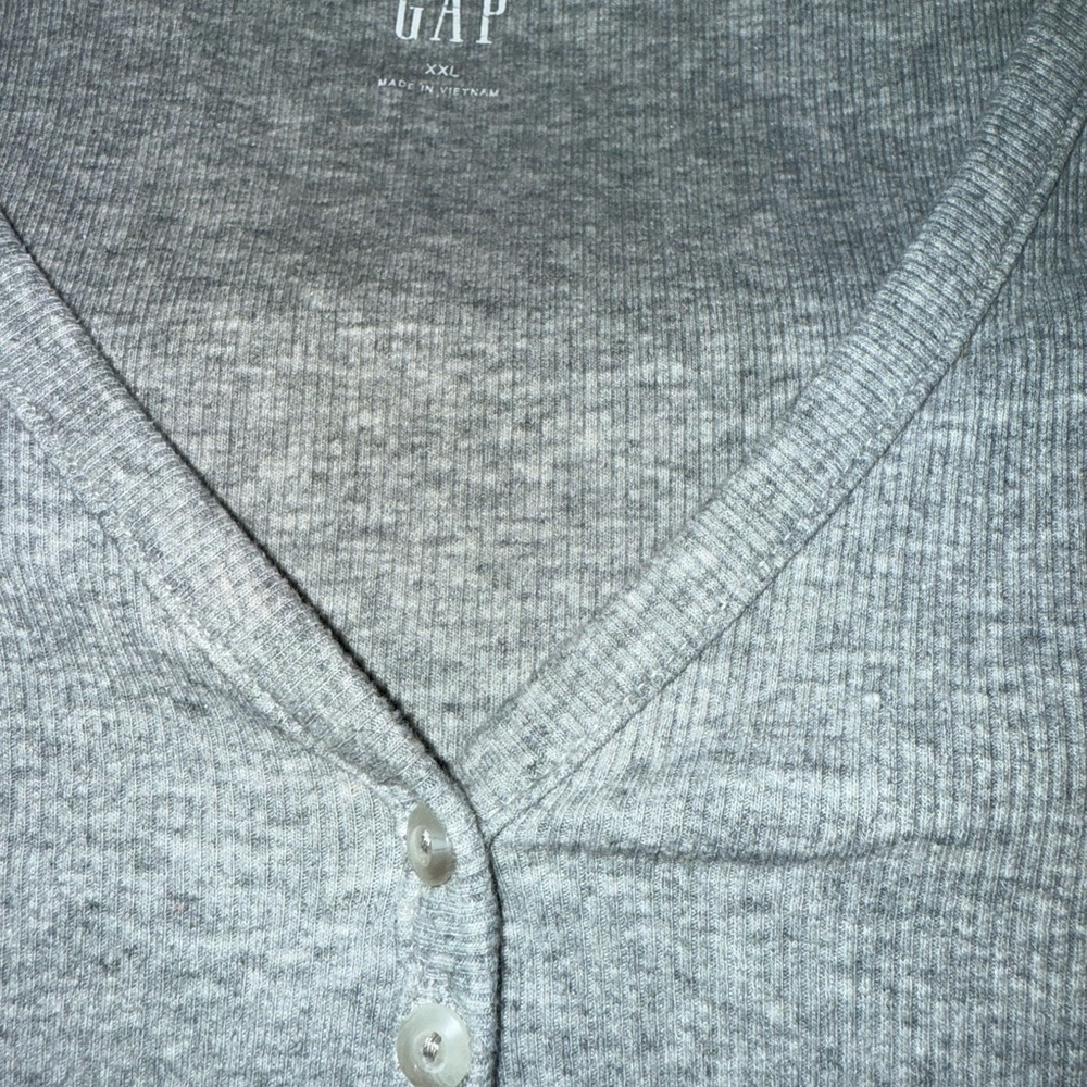 GAP Women’s Light Gray knit blouse. Size xxl. Like new condition